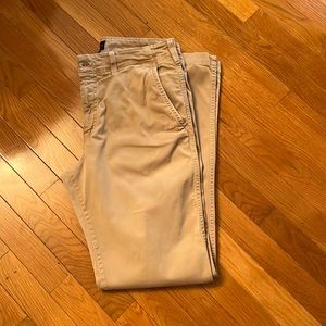 American eagle Mens khaki pants. Used but in excellent condition. 32x34